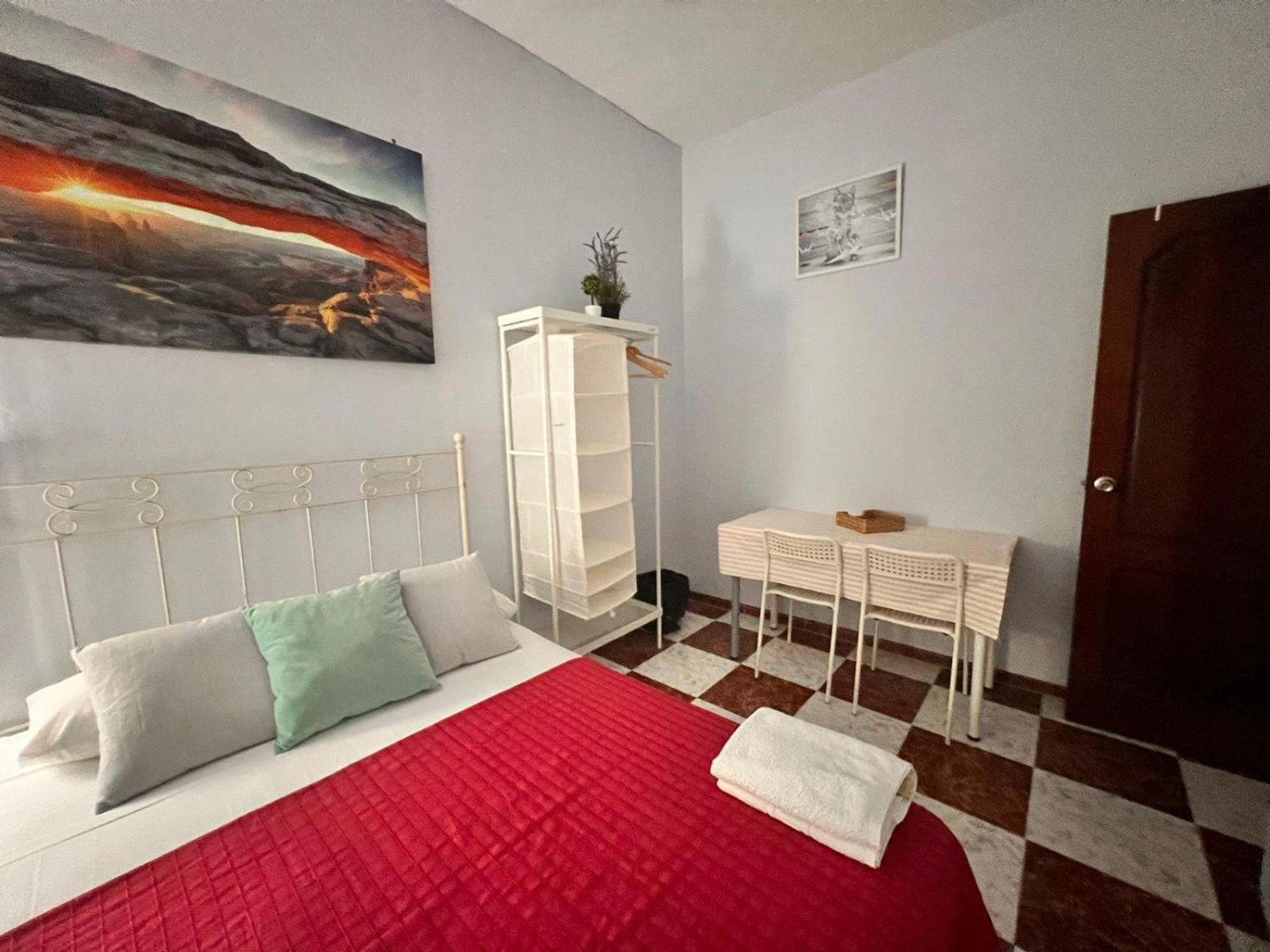 Santa Isabel Low Cost Rooms In Private House Sevilla Exterior foto